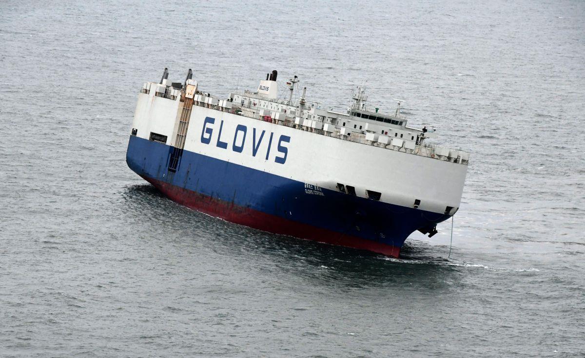 RoRo-Frachter mit gefährlicher Schräglage in der Weser An Bord der "Glovis Corona" ist die Ladung verrutscht.
