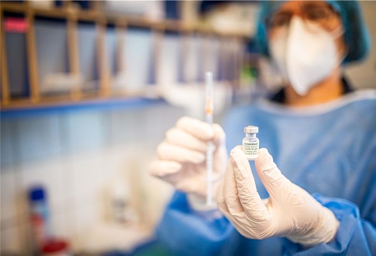 Hausärzte kitzeln eine Dosis mehr aus der Ampulle Allgemeinmedizinerin Dr. Corinna Foerster verimpft den Wirkstoff "Comirnaty" von Biontech und Pfizer. Foto: Hartmann
