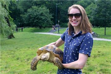  Amanda Green und ihre Spornschildkröte Henry ziehen im Central Park alle Blicke auf sich. 