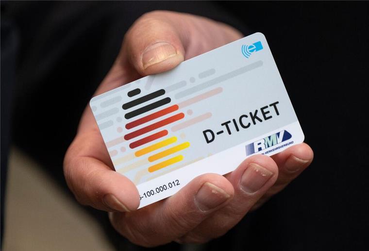 Eine Hand hält ein Deutschlandticket. (zu dpa: «Länder nach Ampel-Aus in Sorge um Deutschlandticket»)