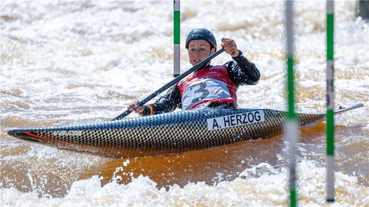 Herzog Dritte im Canadier in Prag - Männer abgeschlagen Andrea Herzog belegte beim Weltcup in Prag erneut den dritten Rang.