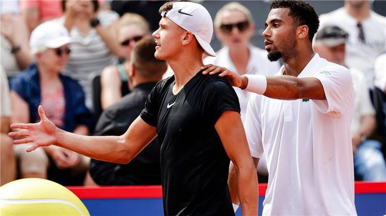 Knie hält: Zverev souverän ins Halbfinale in Hamburg Arthur Fils (r) tröstet Holger Rune.