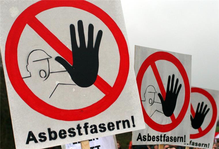  Asbestfasern gefährden die Gesundheit. Deshalb weist die IG Bau auf Gefahren großer Mengen Asbest in Wohngebäuden hin.