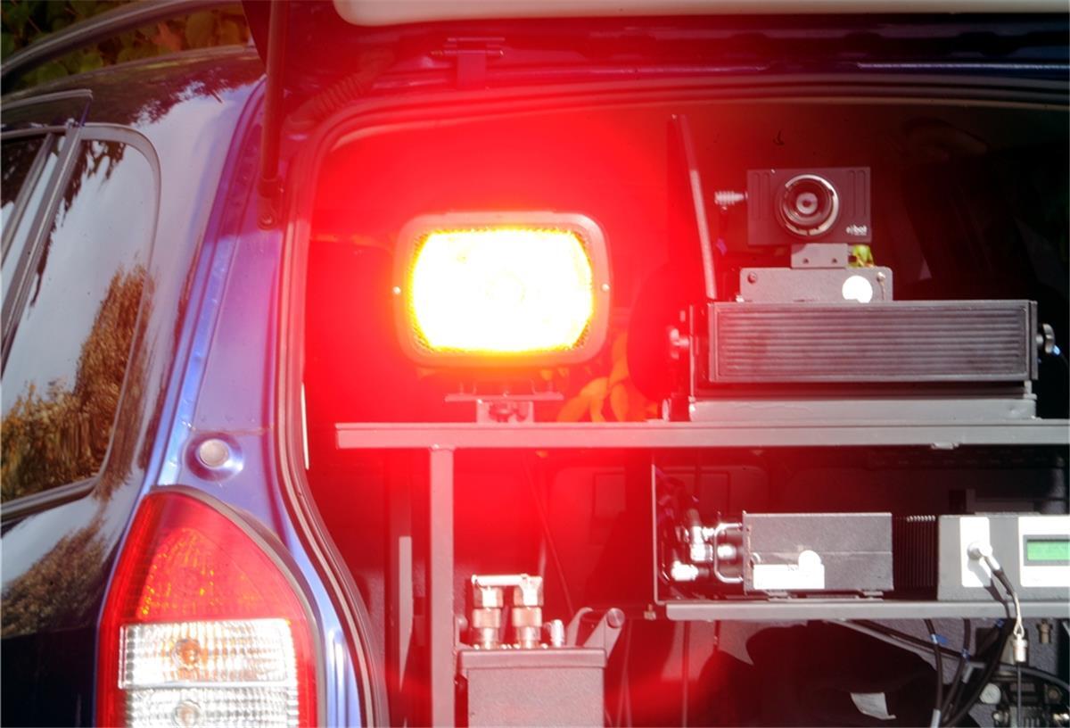  Aus einem zivilen Fahrzeug wird ein Autofahrer "geblitzt". Im Landkreis Rotenburg wird das auch in der kommenden Woche wieder vielfach geschehen. 