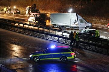  Bei einer Massenkarambolage auf der A1 zwischen Hamburg und Lübeck ist ein Mensch ums Leben gekommen. Mehrere weitere Menschen wurden verletzt, fünf davon schwer, wie ein Polizeisprecher sagte. Mindestens 26 Autos, sowie drei Sattelzüge und ein Kleinlastwagen seien aufeinander gefahren. 