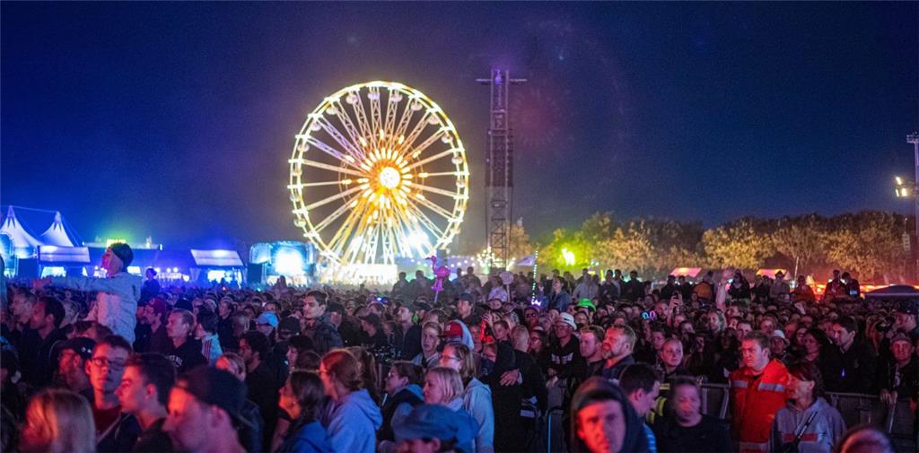  Besonders abends ist die Stimmung beim Deichbrand ganz besonders. Foto: Hartman...