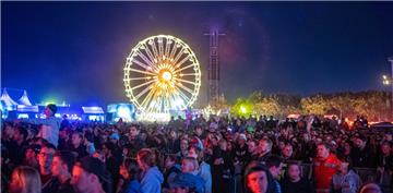  Besonders abends ist die Stimmung beim Deichbrand ganz besonders. Foto: Hartman...
