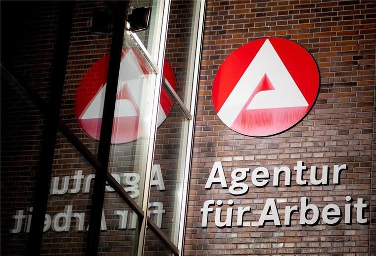Hilfe für Bürgergeld-Empfänger: In diesem Fall übernimmt das Jobcenter Privatschulden Der Schriftzug „Agentur für Arbeit“ hängt an einem Gebäude.