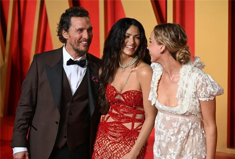 Matthew McConaughey gibt Beziehungstipps Camila Alves McConaughey und Matthew McConaughey - hier mit Jennifer Lawrence - haben drei gemeinsame Kinder. (Archivbild)