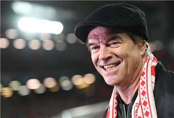  Campino, Sänger der Band Die Toten Hosen und Fan des FC Liverpool, hat das Buch „Bekenntnisse eines Fußball-Süchtigen" geschrieben. Seine Frau nannte das „Liverpool-Quatsch“. 