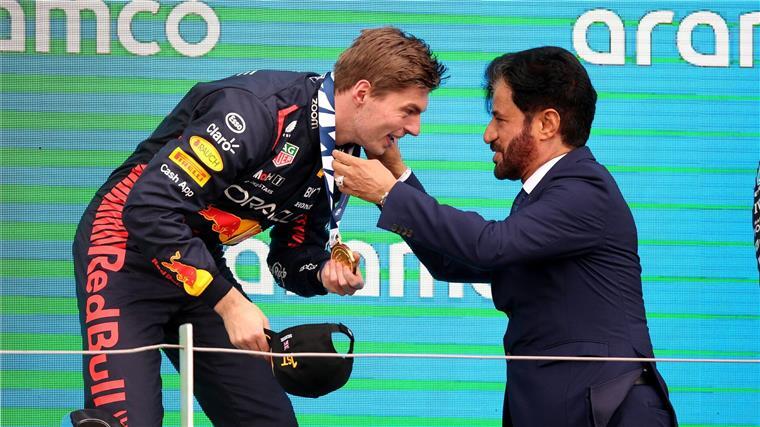 Fia-Boss schmettert Fahrer-Kritik ab: „Nicht ihr Business“ Da konnte Max Verstappen noch mit FIA-Präsident Mohammed Ben Sulayem lachen.