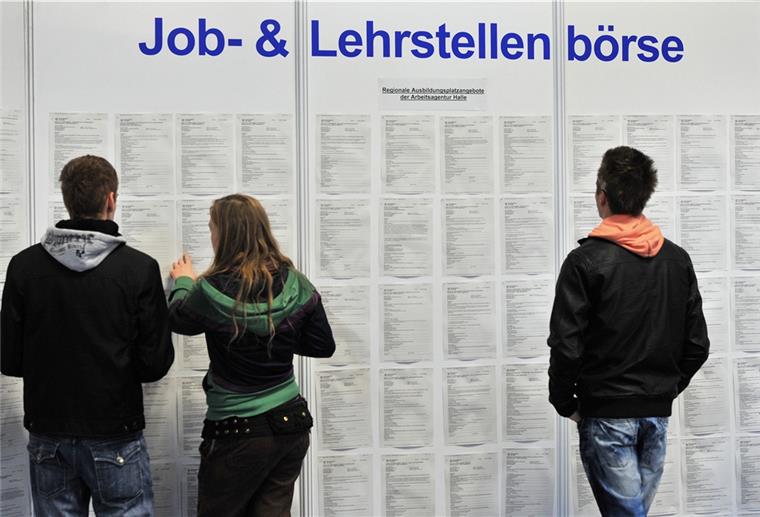 Arbeitsmarkt: Viele unter 20-Jährige arbeitslos Damit die saisonbedingt überproportional von Arbeitslosigkeit betroffenen 15- bis 19-Jährigen schnell einen Ausbildungsplatz finden, bietet die Agentur für Arbeit Bremerhaven am 3. und 10. September Vermittlungsaktionen an.