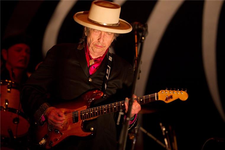 "Das gleiche wie Einstein für die Physik" sei Bob Dylan für die Popkultur, schrieb das US-Magazin "Newsweek" vor einiger Zeit. "Einer der großen - wenn nicht der größte - Songschreiber des 20. und 21. Jahrhunderts", sagt der Historiker und Dylan-Experte Sean Wilentz von der Princeton-Universität im Interview der Deutschen Presse-Agentur. Heute wird der als Robert Allen Zimmerman in Duluth/Minnesota geborene Dylan 75 Jahre alt.