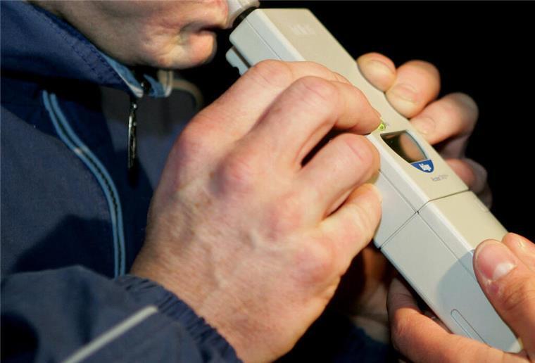 Vermeintlicher Reichsbürger attackiert Polizei nach Alkoholfahrt: Beamter schwer verletzt Der Fahrer, der unter Alkoholeinfluss stand, verlor die Nerven während der Unfallaufnahme und griff die Einsatzkräfte an. (Symbolbild)