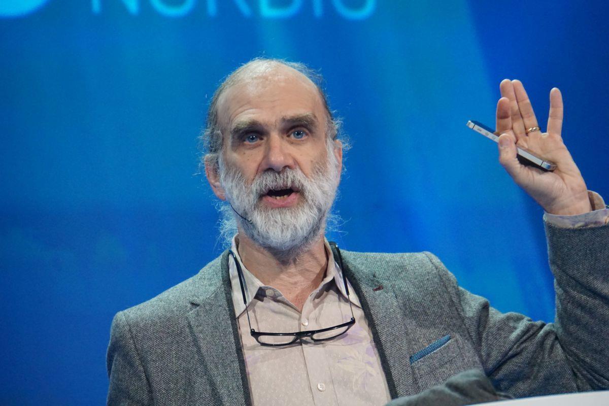 Sicherheitsforscher warnen vor Risiken im "Internet der Dinge" Der US-Sicherheitsforscher Bruce Schneier spricht auf der Konferenz Cyber Security Nordic 2019 in Helsinki. Schneier warnt vor den Gefahren, die von vernetzten Geräten im "Internet der Dinge" ausgehen und setzte sich für eine Regulierungsrahmen ein, mit dem ein Mindestmaß an digitaler Sicherheit gewährleistet wird.