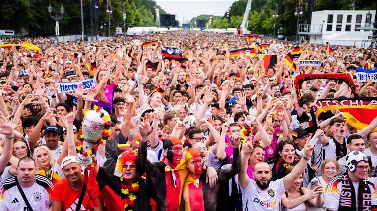 Gema: Berlin ist mit Abstand „Public-Viewing-Meister“ Deutschland-Fans jubeln in der Fanzone am Brandenburger Tor.