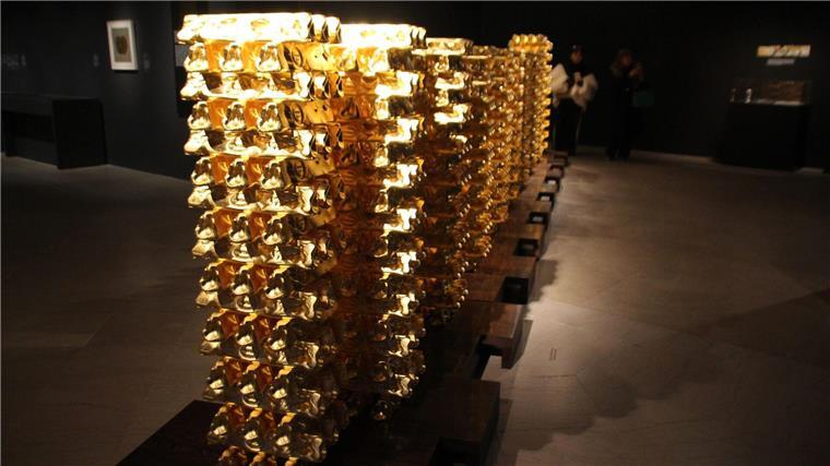  Die Ausstellung „Solid Gold“ zeigt mehr als 500 Gemälde, Möbel, Antiquitäten sowie Schmuck und Kleidungsstücke - entworfen von Designern wie Christian Dior und Yves Saint Laurent und getragen von Stars wie Elizabeth Taylor.