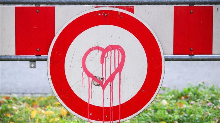 Schäferstündchen endet mit Polizeikontrolle Die Frau fuhr nach dem abrupten Ende ihres Schäferstündchens mit dem Taxi nach Hause. (Symbolbild)