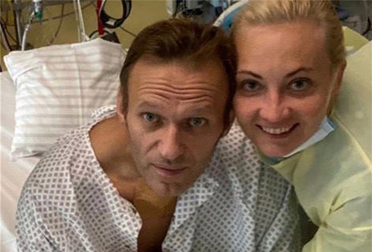  Die Kinder (nicht im Bild) des russischen Kremlkritikers Alexej Nawalny machen ein Selfie mit Nawalny und dessen Frau Julia am Krankenbett in Berlin.