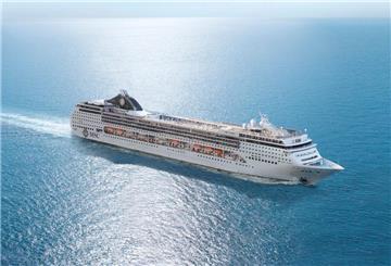 Kreuzfahrtschiff auf hoher See.  Die „MSC Opera“ geht ganzjährig in der Karibik auf Kurs.