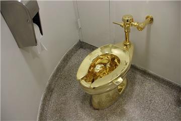  Die voll funktionsfähige Toilette "America" aus 18-karätigem Gold ist  im Guggenheim-Museum in Manhattan, New York, USA zu sehen. 