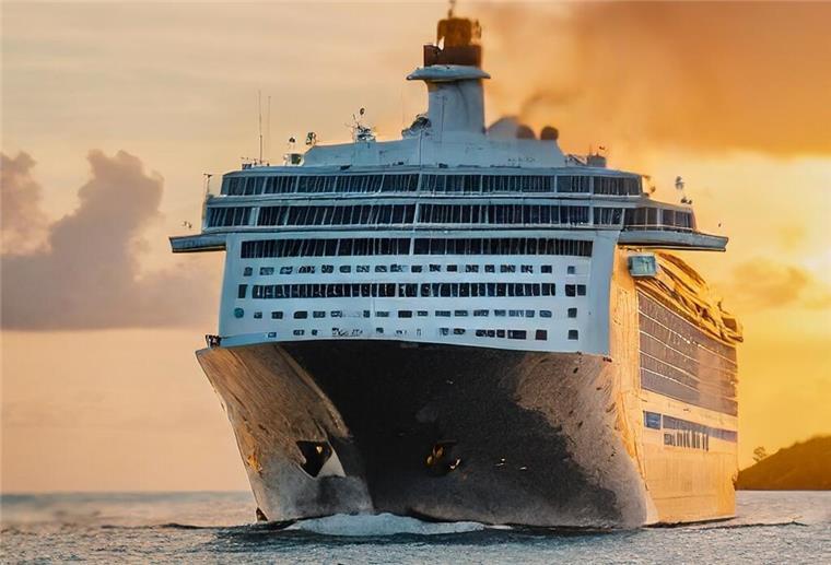 Disney-Kreuzfahrt wird zum Albtraum! Kind stürzt von Schiff - Vater springt hinterher Ein Kreuzfahrtschiff fährt auf dem Wasser.