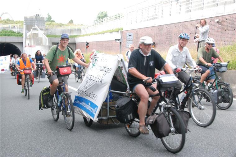 Tour de Natur erreicht Dedesdorf Durch den Tunnel bei Dedesdorf sind die Radler der Tour de Natur unter der Weser durchgefahren. Der Jubel und das Konzert der Trillerpfeifen kündigte sie schon an, als sie in der Dunkelheit noch gar nicht zu sehen waren.