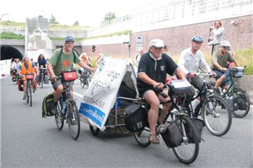  Durch den Tunnel bei Dedesdorf  sind die Radler der Tour de Natur unter der Weser durchgefahren.  Der Jubel und das Konzert der Trillerpfeifen kündigte sie schon an, als sie in der Dunkelheit noch gar nicht zu sehen waren. 
