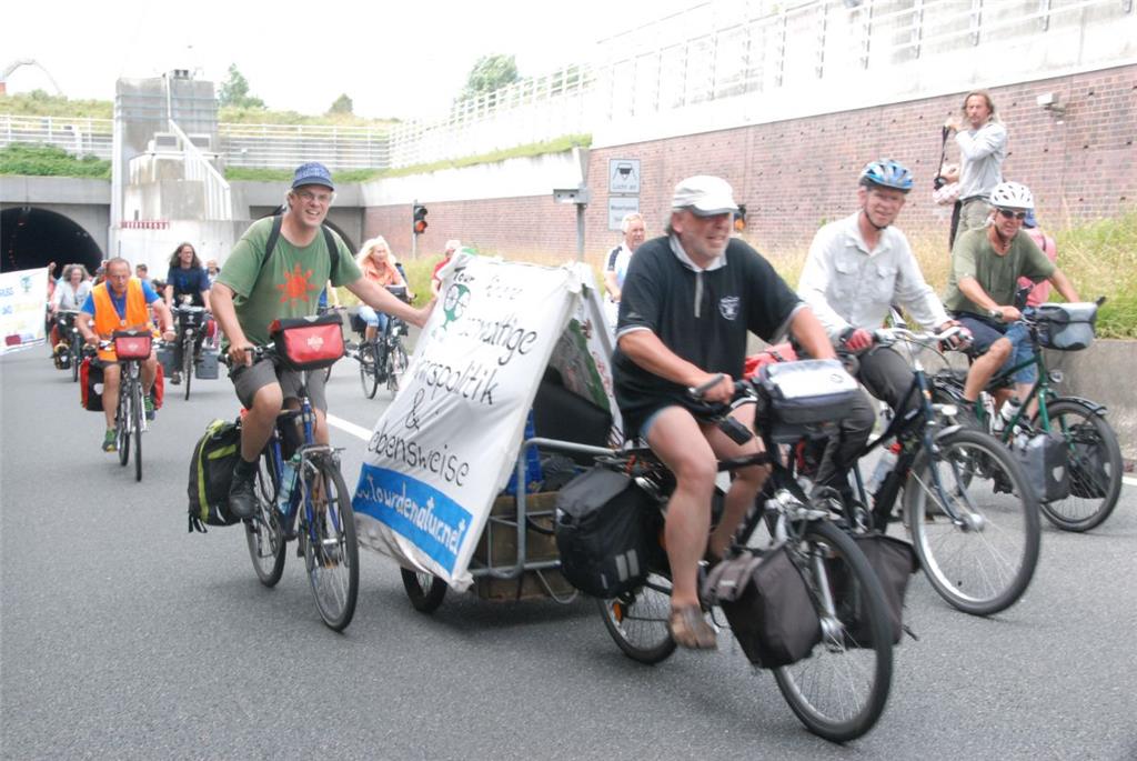  Durch den Tunnel bei Dedesdorf  sind die Radler der Tour de Natur unter der Wes...