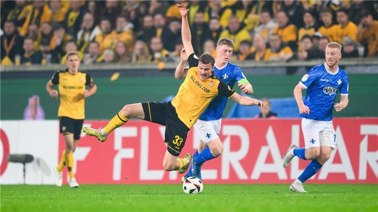  Dynamos Christoph Daferner (l) im Zweikampf mit gegen Darmstadts Clemens Riedel.