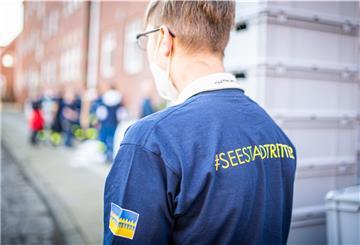  Ehrenamtliche "Seestadtretter", mit aufgedruckter ukrainischer Flagge auf dem Shirt. Foto: Hartmann