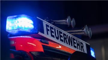  Ein Wohnhaus brannte nieder. Die Flammen griffen auf eine Scheune über. (Symbolbild)