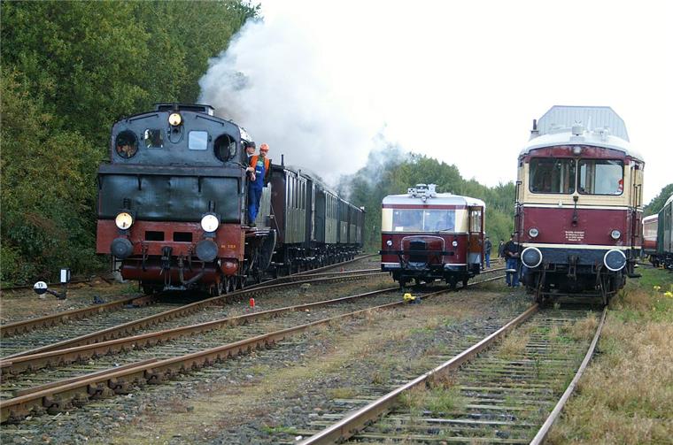 "Schweineschnauze" soll am Bahnhof in Zeven Runden drehen Eine echte "Schweineschnauze“ (Mitte) aus einem Museum gab es zuletzt 2012 in Zeven zu sehen. Jetzt bauen die Eisenhahnfreunde eine im Kleinformat nach.