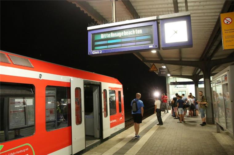 Zugverkehr im Norden nach Sturm eingeschränkt Eine leere S-Bahn steht an der S-Bahnstation Eidelstedt in Hamburg.