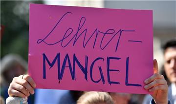 Eine Schülerin hält ein Plakat mit der Aufschrift "Lehrermangel" bei einer Demonstration  in den Händen. 
