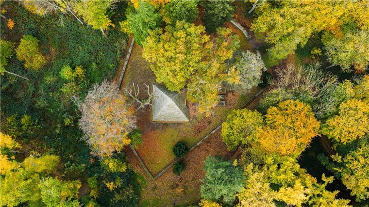 Warum steht eine Pyramide in einem niedersächsischen Wald? Entworfen wurde es von Georg Ludwig Friedrich Laves.