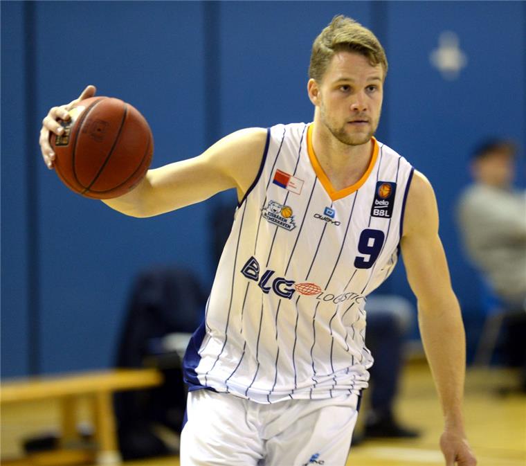 Fabian Bleck bleibt ein Eisbär Fabian Bleck wird auch in der kommenden Saison das Trikot mit der Nummer 9 tragen.