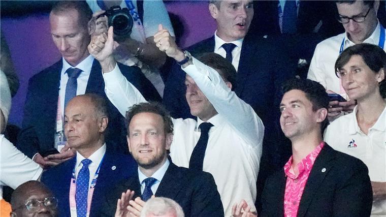 Trotz Wellbrocks Tief: Beste Schwimm-Bilanz seit 2008 Frankreichs Präsident Emmanuel Macron ist Zeuge von Léon Marchands Klasse.