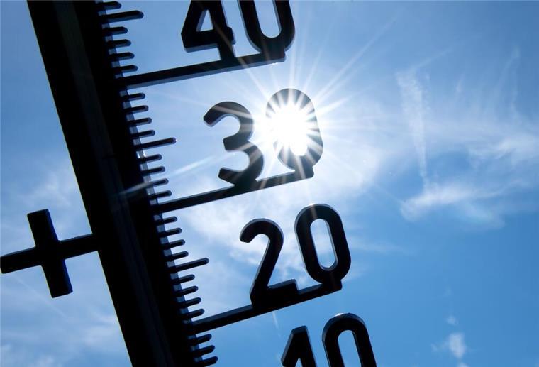 Richtig trinken, lüften und kleiden – Tipps gegen die große Hitze Ein Thermometer in der Sonne