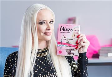  Im neuen Buch der Autorin Mina Teichert "Mieze Undercover", lehnt die Autorin ihre Hauptfigur Michaela "Mieze" Moll bewusst an ihren Lieblingsfernsehstar Daniela Katzenberger an. 