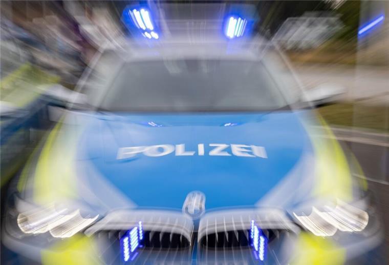 Unfall: Transporter fährt in Nordenham in den Gegenverkehr Ein Streifenwagen der Polizei mit eingeschaltetem Blaulicht.