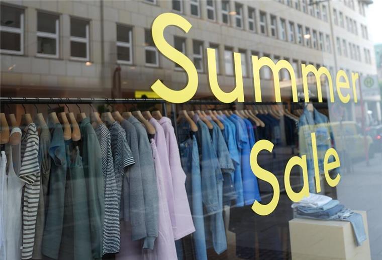 Hamburger Modeunternehmen ist pleite! Mehr als 400 Jobs stehen auf dem Spiel „Summer Sale“ steht auf einem Schaufenster einer Filiale der Modemarke Closed in der Innenstadt.
