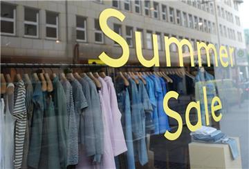  „Summer Sale“ steht auf einem Schaufenster einer Filiale der Modemarke Closed in der Innenstadt. 