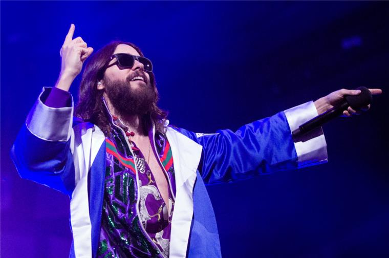 Deichbrand 2019: Veranstalter nennen die Top-Acts Jared Leto, Sänger von "Thirty Seconds to Mars" steht mit der Band bei einem Konzert auf der Bühne.