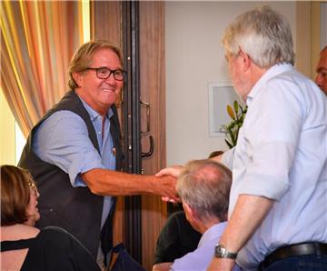  Jörn Hoffmann (links) und Uwe Parpart beim SPD-Parteitag im Haus am Blink. Foto Scheschonka