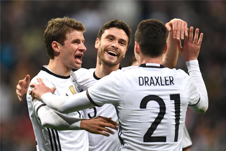  Jonas Hector (Mitte) jubelt nach seinem Tor zum 3:0 mit Thomas Müller (links) und Julian Draxler. Foto: Gebert/dpa 