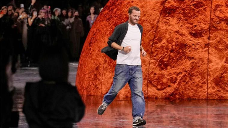 Neue Generation von Designern prägt die Modewelt Matthieu Blazy bei der Präsentation der Chanel Frühjahr/Sommer 2026 Kollektion.
