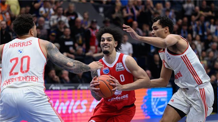 Bayern-Basketballer verlieren Pokal-Halbfinale Michael Devoe (m) und der MBC machten den Bayern das Leben schwer.