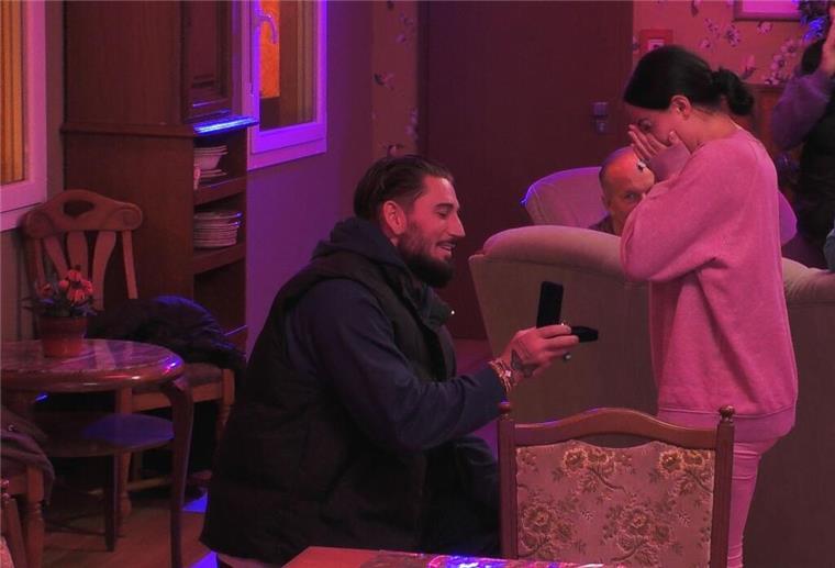  Mike Heiter kniet vor seiner Freundin Leyla Lahouar.