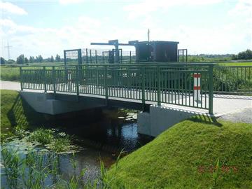 ... oder die Brücke mitsamt Schöpfwerk über die Rohr ...